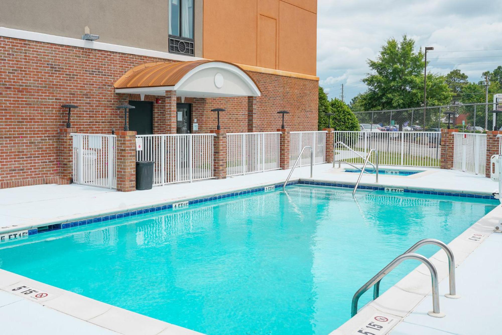 Holiday Inn Express Hotel & Suites Hope Mills-Fayetteville Airport By Ihg מראה חיצוני תמונה